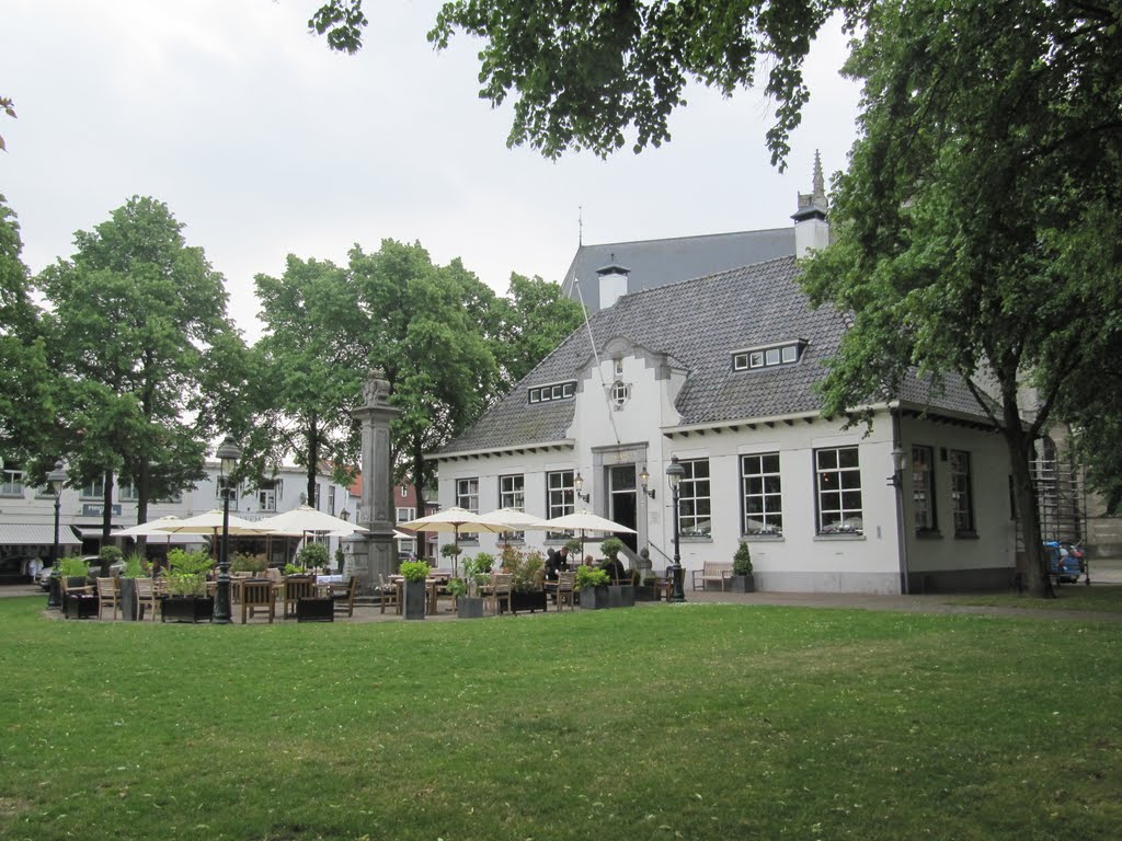 Former town house (nowadays restaurant Mijn Keuken) and one of the stone water pumps at the Markt by Willem Nabuurs