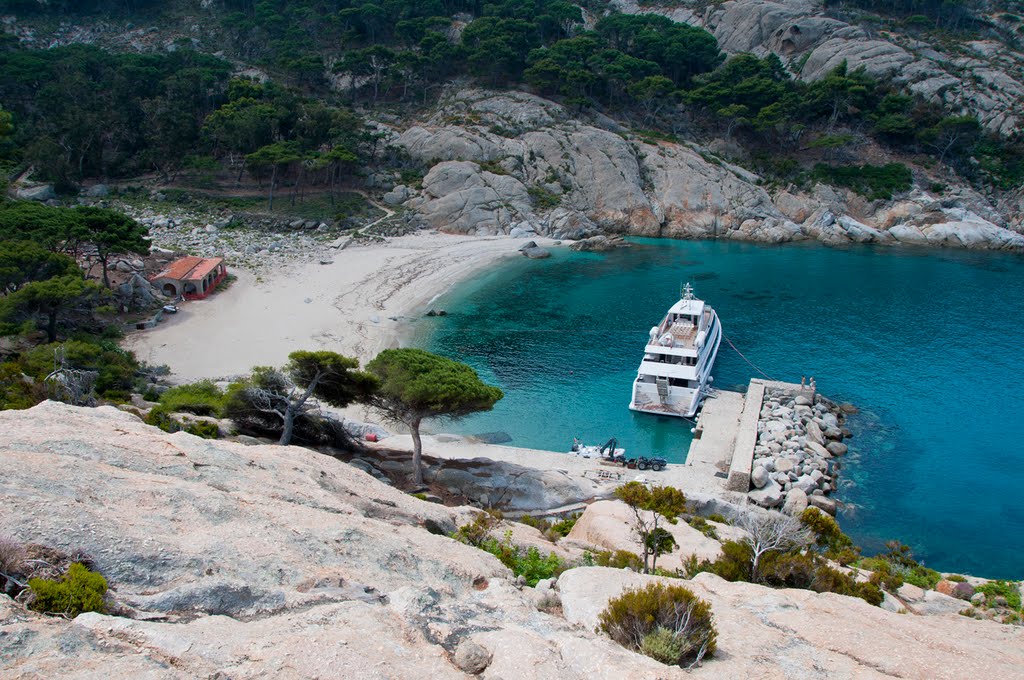 Cala Maestra durante la salita verso il Monastero by Roberto Vongher