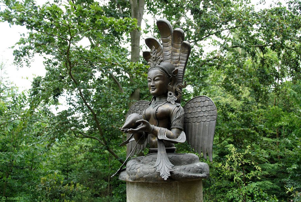 Geflügelte Schlangengöttin im Gelände des Nepal-Himalaya-Pavillon by Nelson55