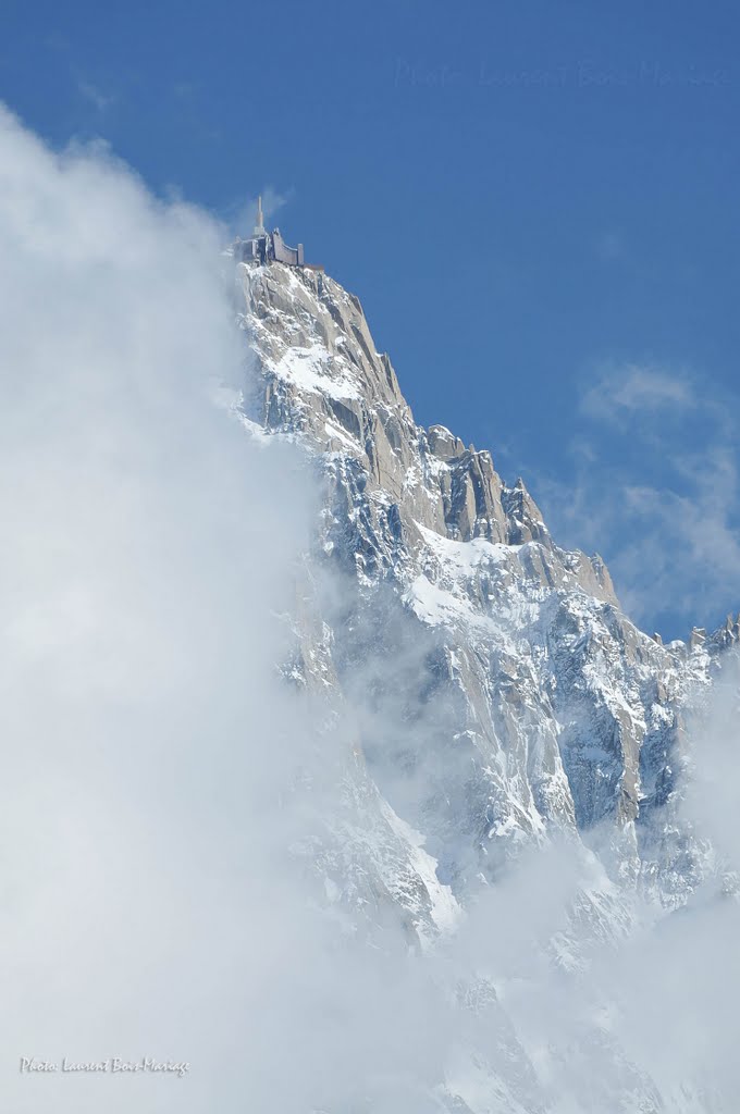 L'aiguille du Midi sort des nuages by Laurent Bois-Mariage