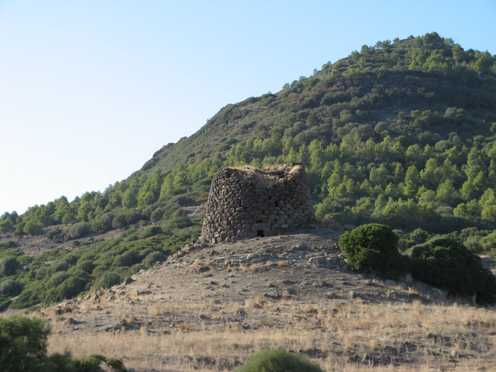 Nuraghe (loc. Multeddu) lungo la strada per S. teresa by Franco Cossa