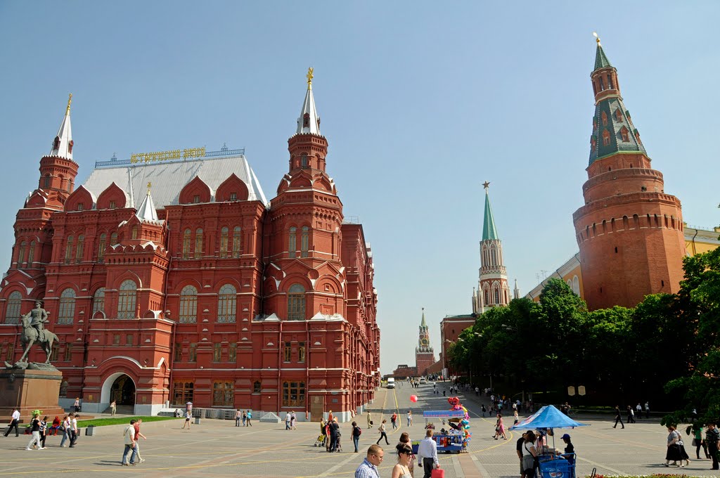 Place du manège,vers la place rouge, Moscou by jl capdeville