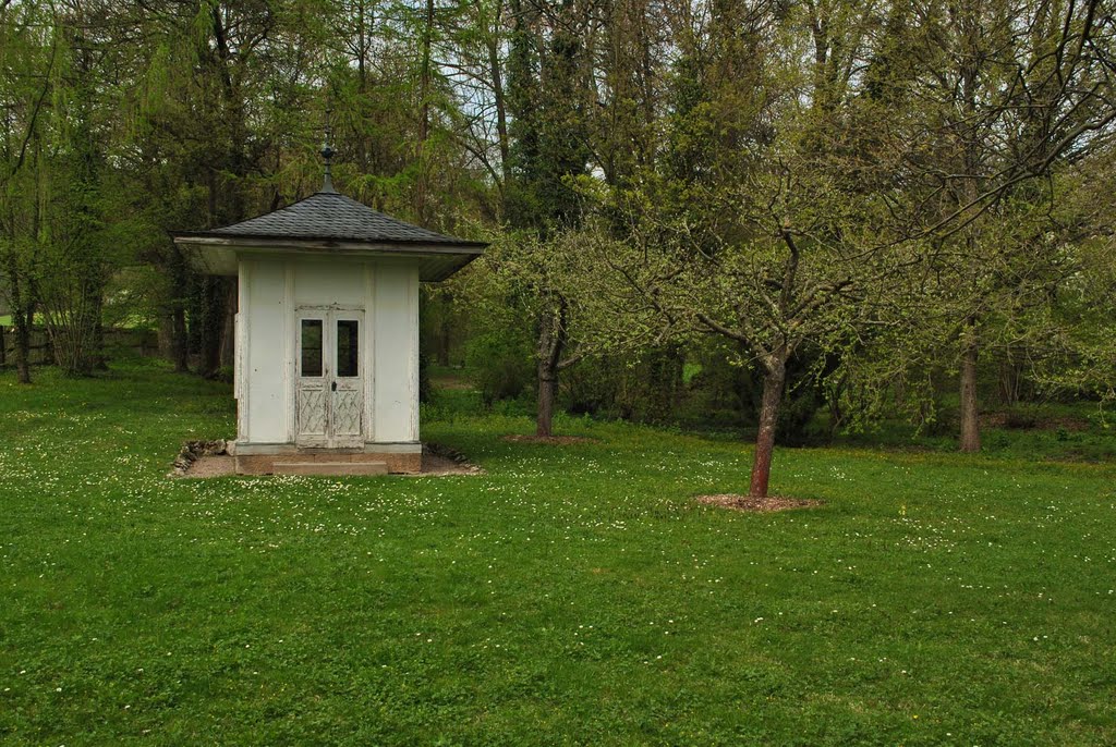 Kleines Häuschen im Schlosspark by J.Grund