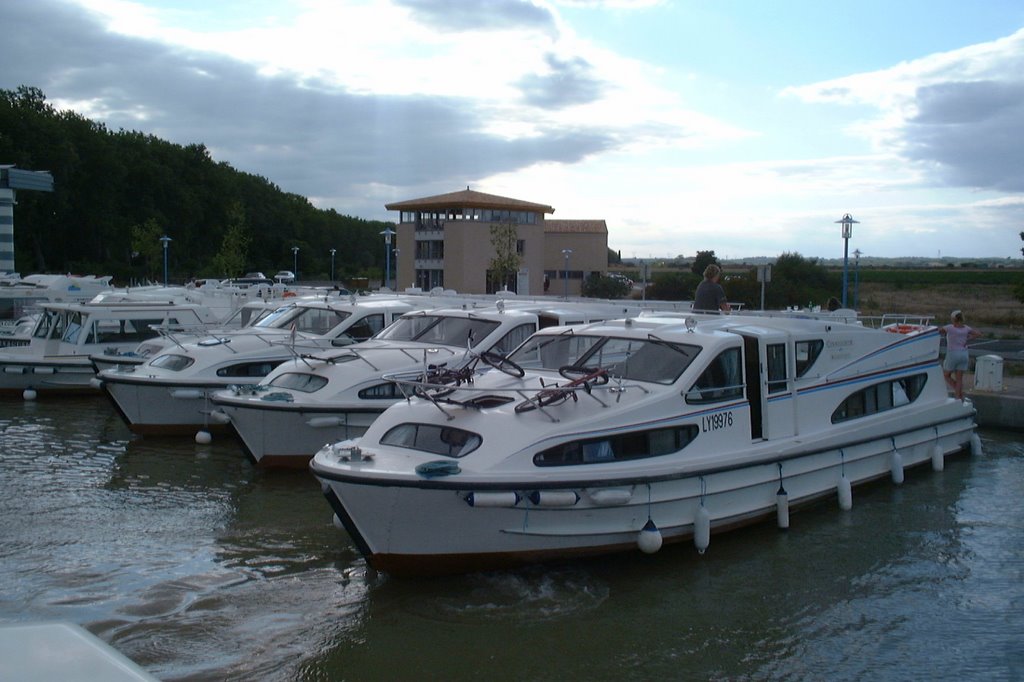 Homps, port de plaisance, base de 'Le Boat' by booh