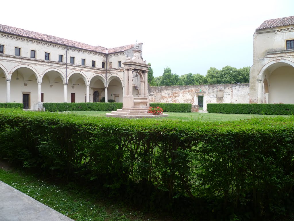 Carceri (Padova) - Scorcio del chiostro dell'Abbazia by leochiodojeans