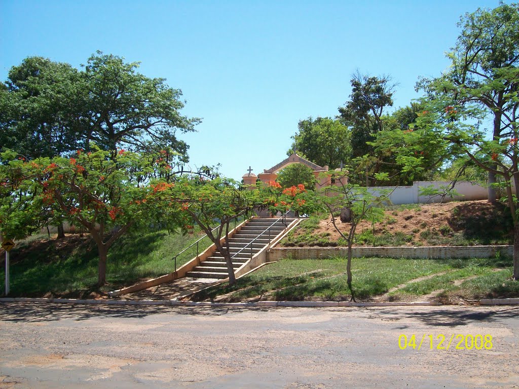 Portão de entrada do cemitério de Marabá Paulista -SP by Lineu Santos