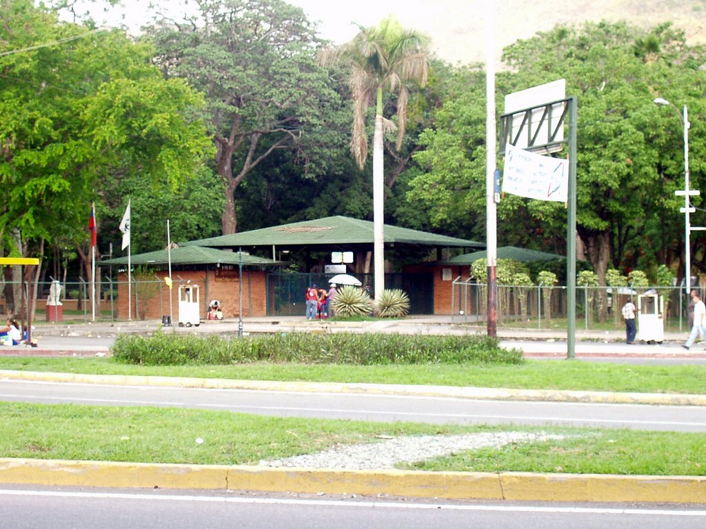 Entrada del zoologico by Domingo Oropeza