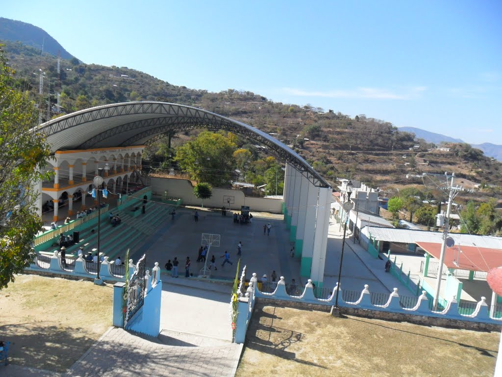 Auditorio, Palacio y Cancha municipal de Yutanduchi de Guerrero, Oaxaca. by Omar Monjaraz