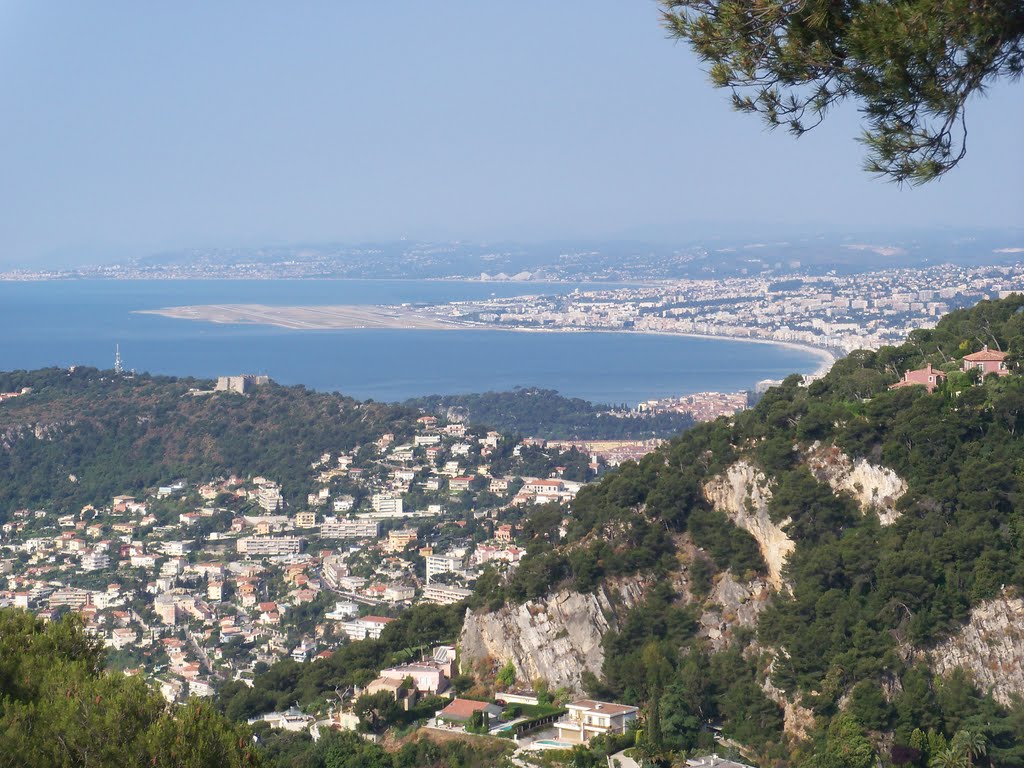 Panorama di Nice al centro della foto l'aeroporto by Elio DM