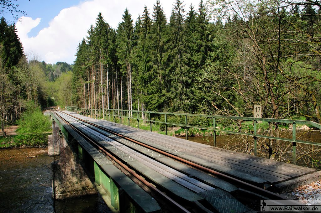 Auf der Brücke gibt es nur auf einer Seite ein Geländer. by Railwalker