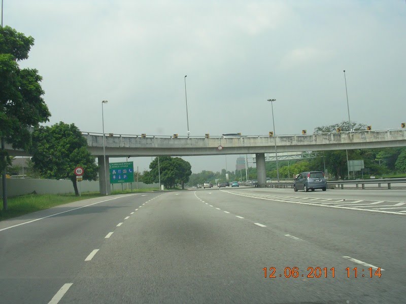 Sungai Besi Highway by mohd salim yunus