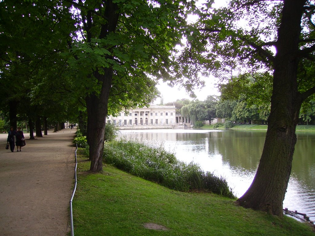 water palace and lake by tschaggelar