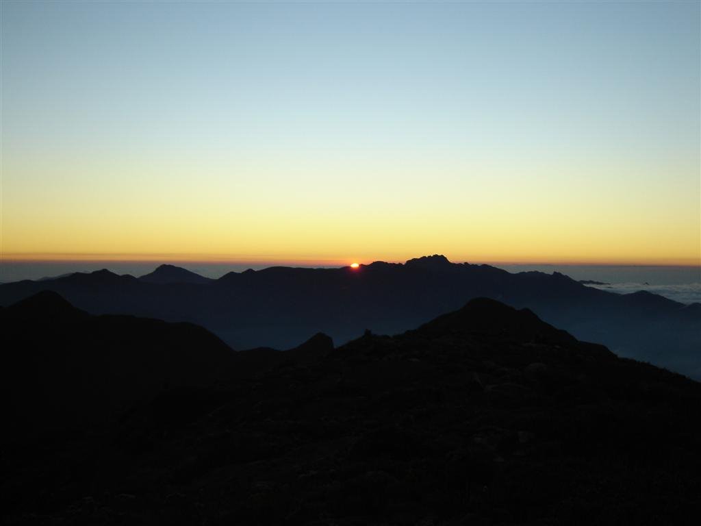 Sol Nascendo nas Agulhas Negras, olhando da Pedra da Mina by Duda Furtado