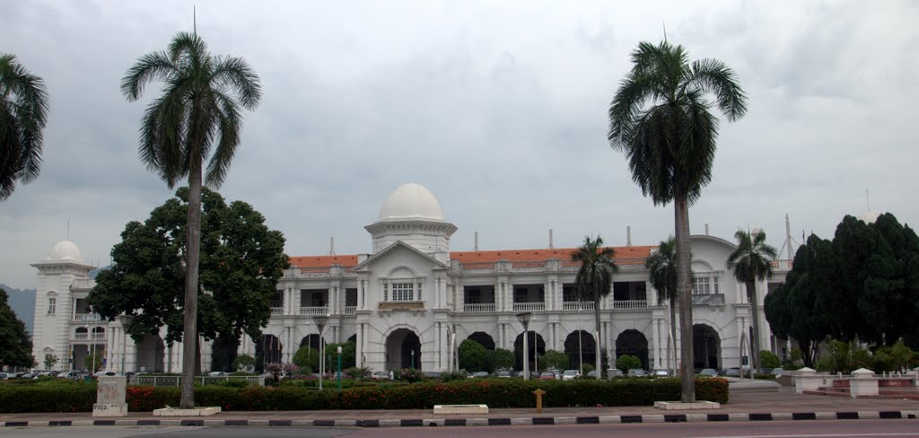 Majestic Hotel, Ipoh Railway Station by Kelabyte