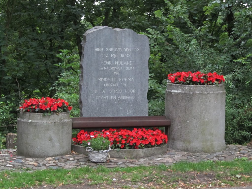 Monument 10 mei 1940 by De Zwerver