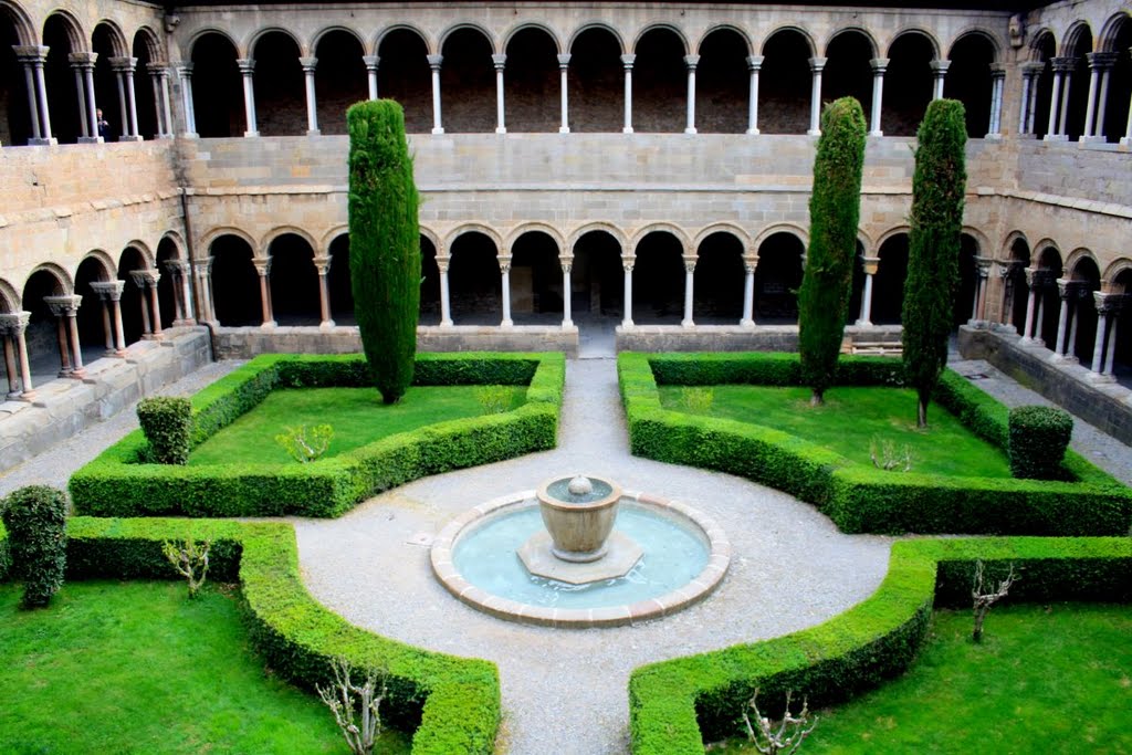 CLAUSTRO DEL MONASTERIO SANTA MARIA DE RIPOLL by Angelmaximo