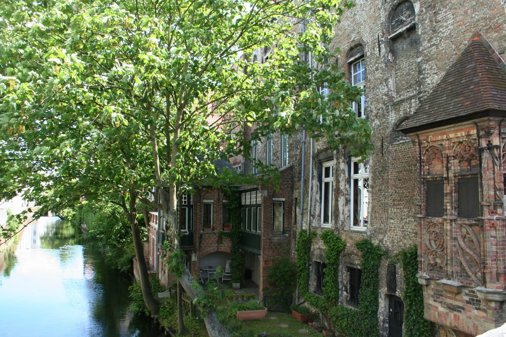 Een donker hoekje langs een zonnige gracht in Brugge. by watersnip