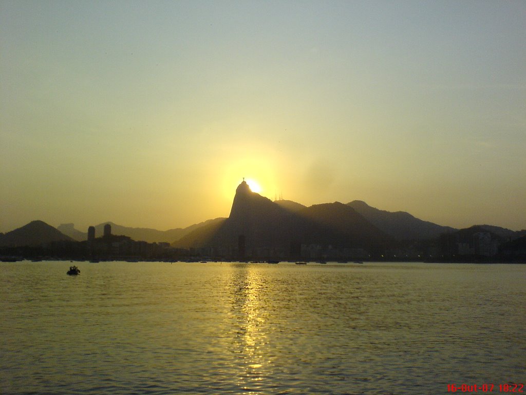 Pôr-do-Sol - Enseada de Botafogo com o Corcovado ao fundo by Jander Penco