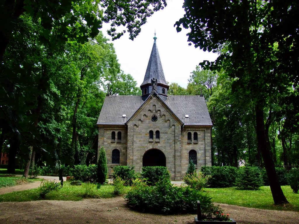 Hennemann vor der Friedhofskapelle by Micky Hennemann