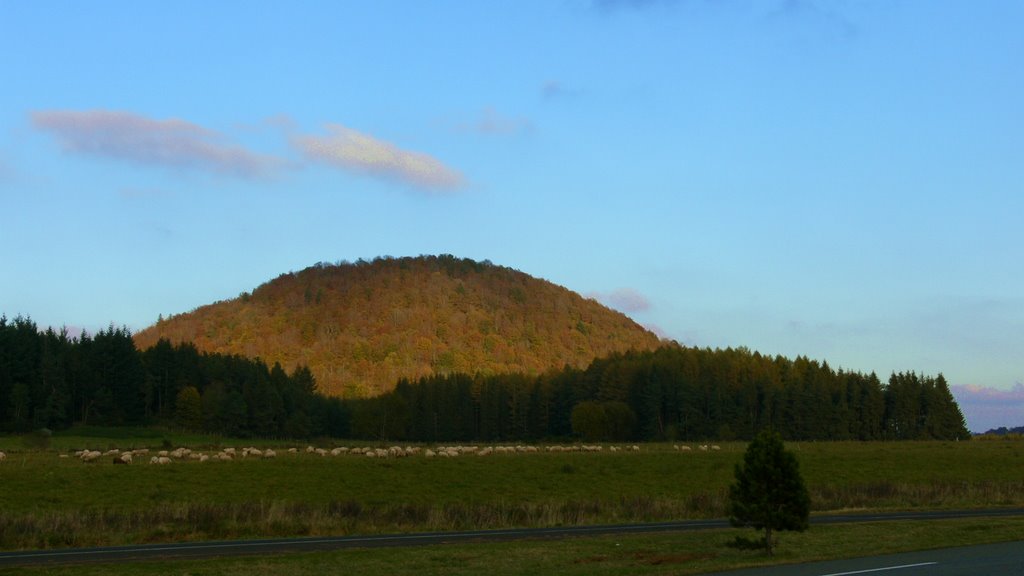 Paysage d'auvergne by Dub