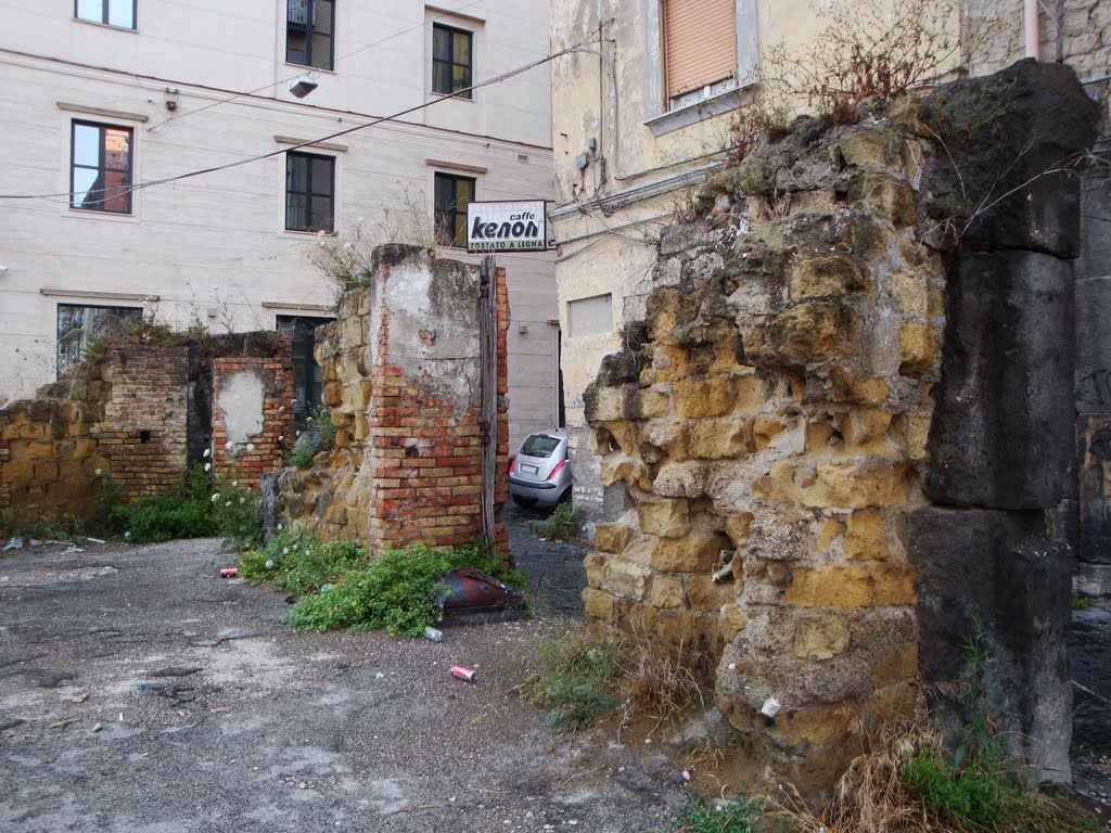 Resti di mura in vico Conceria by Geosergio