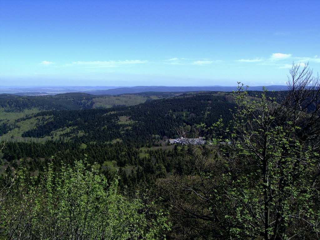 Großer Inselsberg - Blick zum Parkplatz Kleiner Inselsberg - Mai 2005 by Nico L.