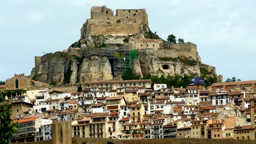 Un cant a la alegria.!! un cant al camì que serà llarg ...!! Vila de Morella. by lurdesa_