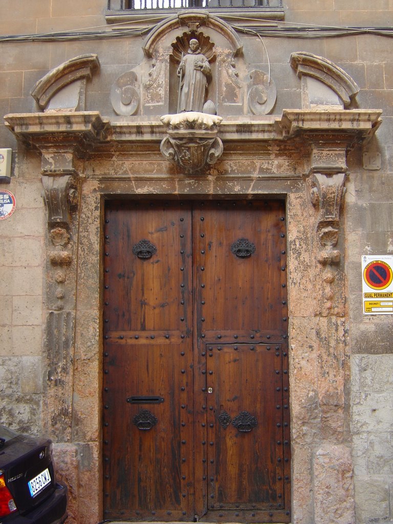 Portal de la posada dels Cartoixans, al carrer de la Portella. by homyr