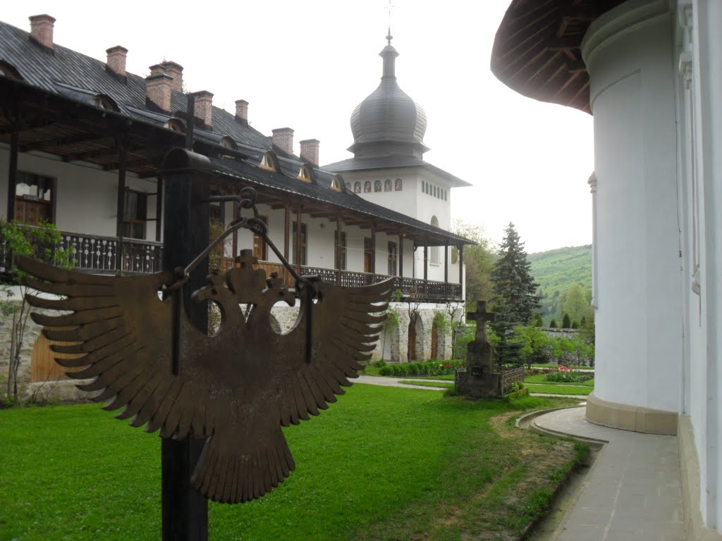 Detaliu toaca in forma de vultur bicefal de langa bis. mica a Man. Sihastria/Romania, Neamt, Sihastria monastery's yard - double headed eagle shaped metallic semantron detail by Kantarheena