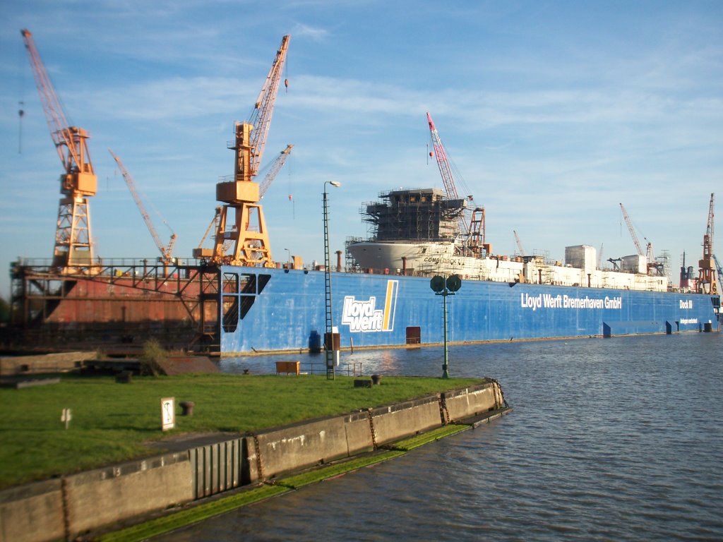 Lloyd-Werft - Dock III by Rembert Satow