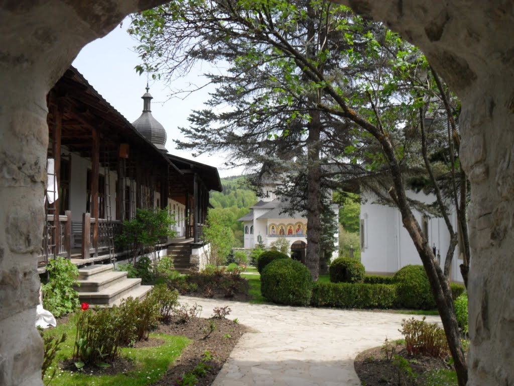 Man. Sihastria - detaliu curte/Romania, Neamt, Sihastria monastery's yard detail by Kantarheena