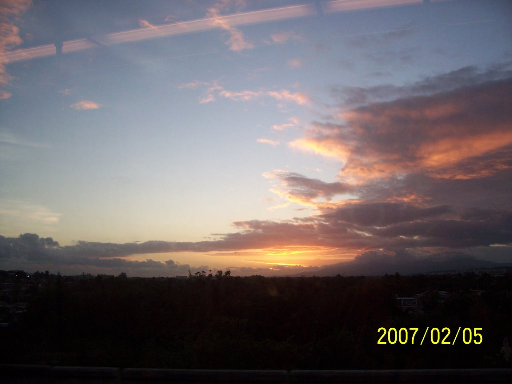 Vista desde Tren Sagrado Corazon 6:00am by carlitallica