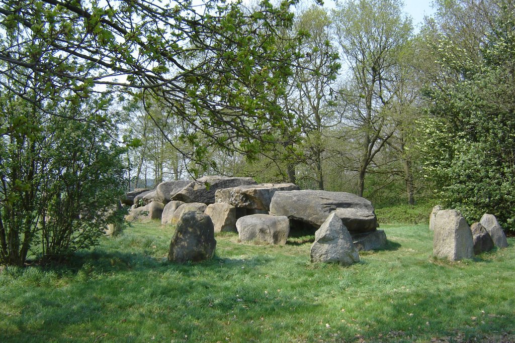 Hunebed Noordsleen 2006 by Henk Jeurink