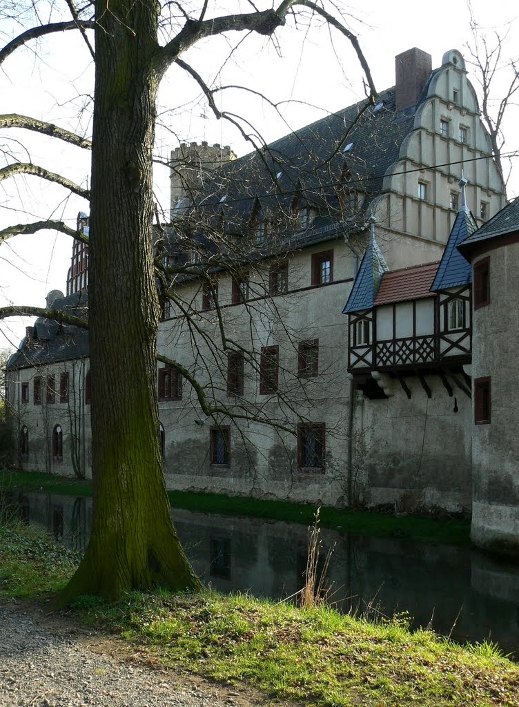 Windischleuba - Blick über den Wassergraben auf das Schloss by Thomas Eichler