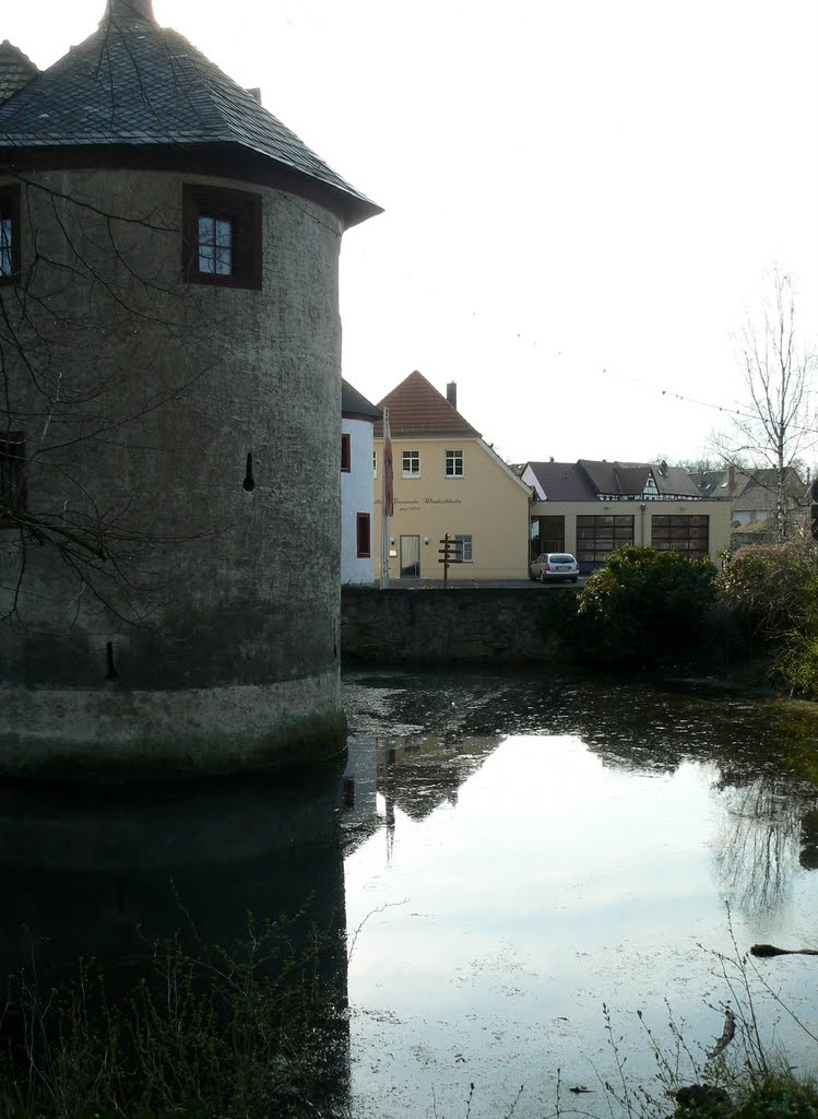 Windischleuba - Blick über den Wassergraben auf die ehem. Stallgebäude - heute die Freiwillige Feuerwehr by Thomas Eichler