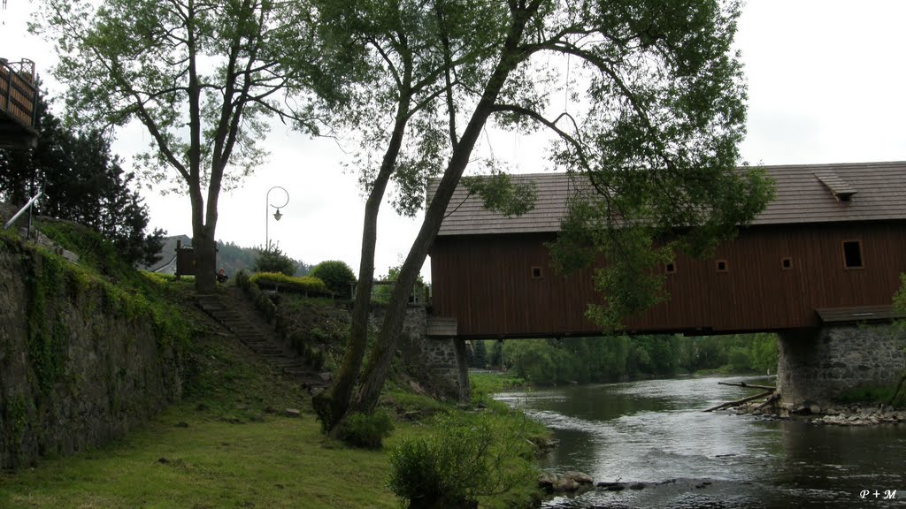 2011, Česká republika, Karlovarský kraj, Radošov - dřevěný krytý most přes řeku Ohři, stavbě mostu udělil císař Karel IV. privilegiem 16.4.1364 by Petr19, Zastávka, CZ