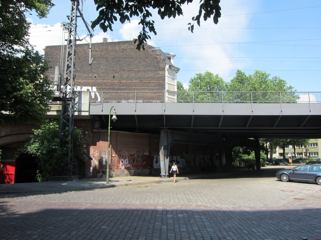 Blick auf die Bebauung direkt an den S-Bahngleisen / View on the Housing build direct next to the rail tracks by kordar