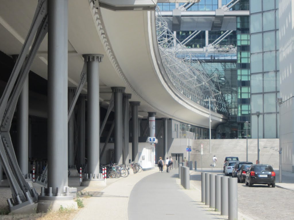 Blick auf den Hauptbahnhof von unten. by kordar