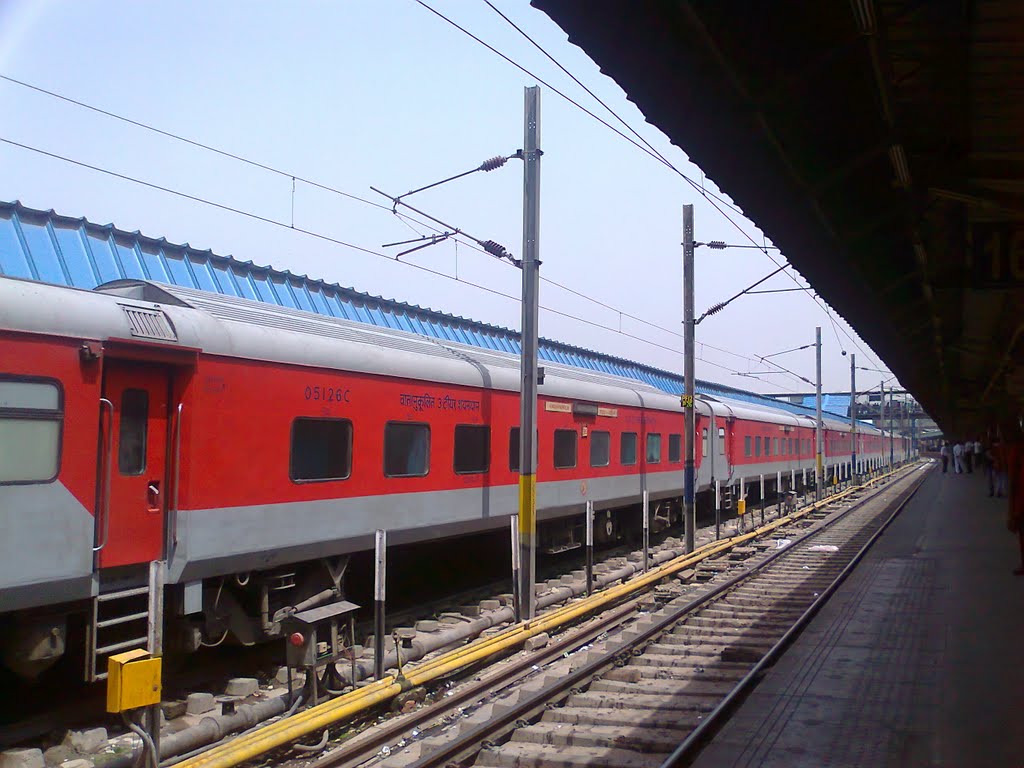 Rajdhani Express at New Delhi Railway Station by suchitaxaxa