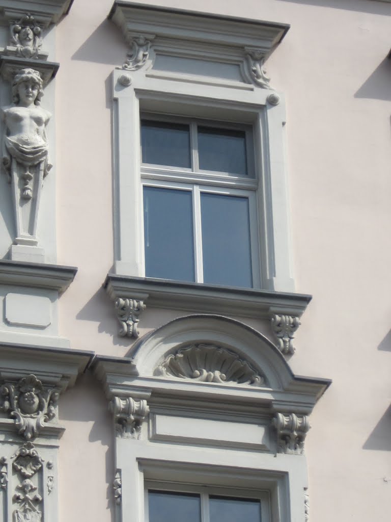 Schmückes Fenster am Haus an der Weltlingstrasse 49 by kordar