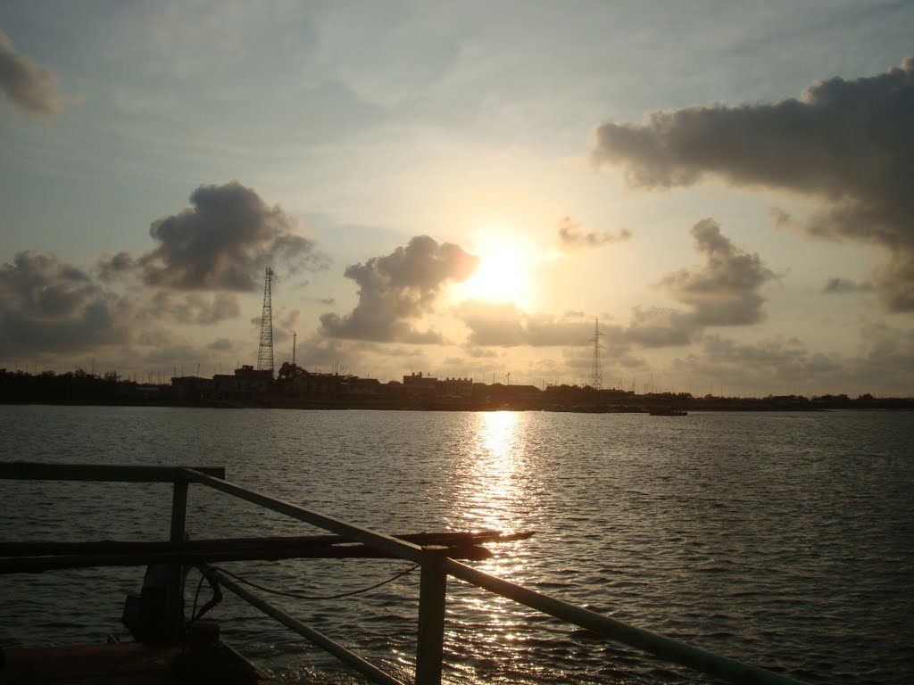 Muisne al atardecer...desde el relleno by Ivan Boada