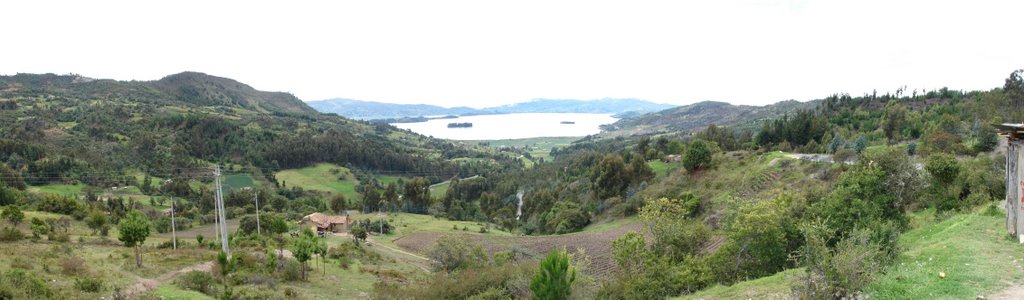 Panorámica de la laguna de La Tota by Juan Sebastián Echeverry