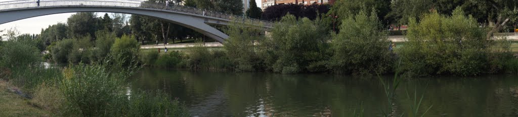 Río Bernesga y una de sus pasarelas. by Hikergoer