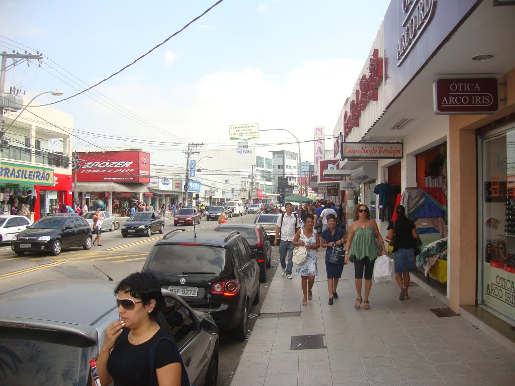 MOVIMENTO COMERCIAL, NA AV. CENTRAL DE LARANJEIRAS by Diana Kaya