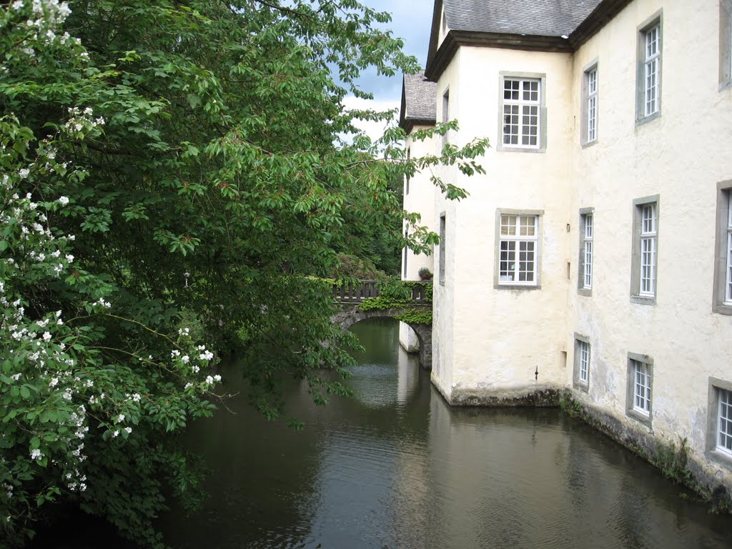 Wassergraben / Schloß "Wocklum" ... by eichhörnchen