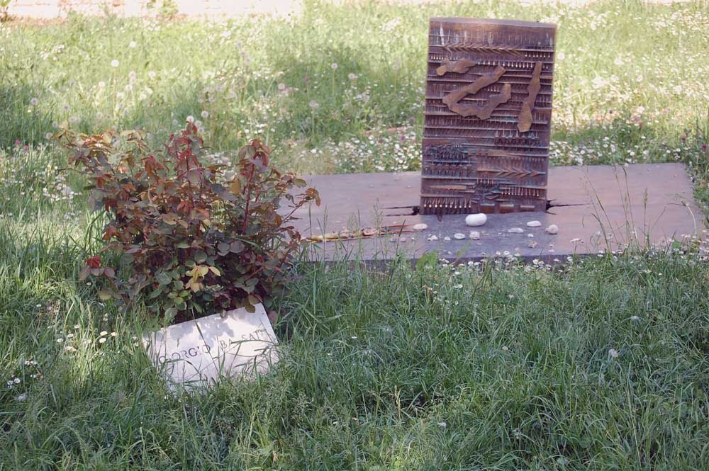 La tomba di Giorgio Bassani nel cimitero ebraico (Autore di 'Il giardino dei Finzi-Contini') by E667