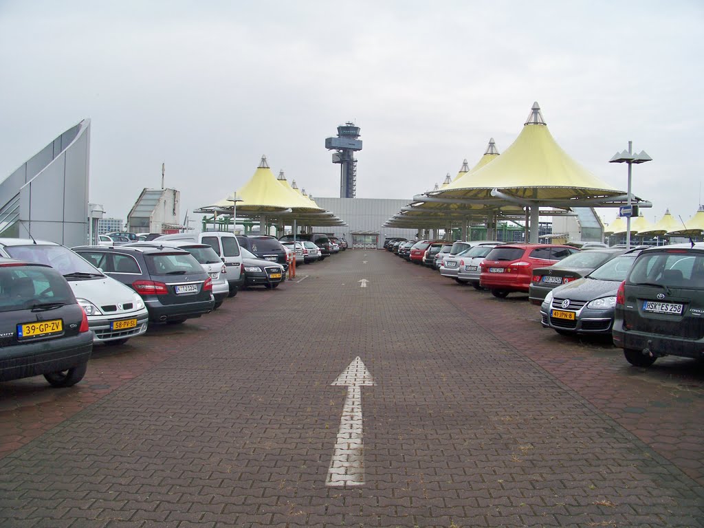 Parkhaus 4 flughafen Düsseldorf, garade raus by Ted Potters