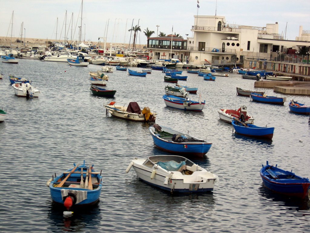 Bari, Kleiner Hafen, 08.10.2007 by Highway-Cop