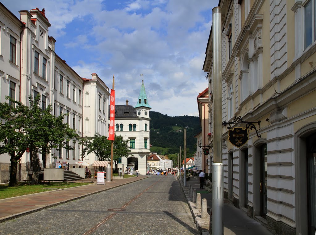 Idrija, Prelovčeva ulica (levo Gimnazija Jurija Vege s Čipkarsko šolo, zadaj Mestna hiša) by pskusek