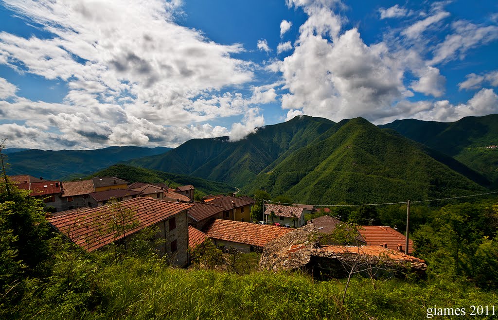 I Tetti di Zerba e il Monte Alfeo (Giugno 2011) by GiamesPhoto (Giacomo A. Turco)